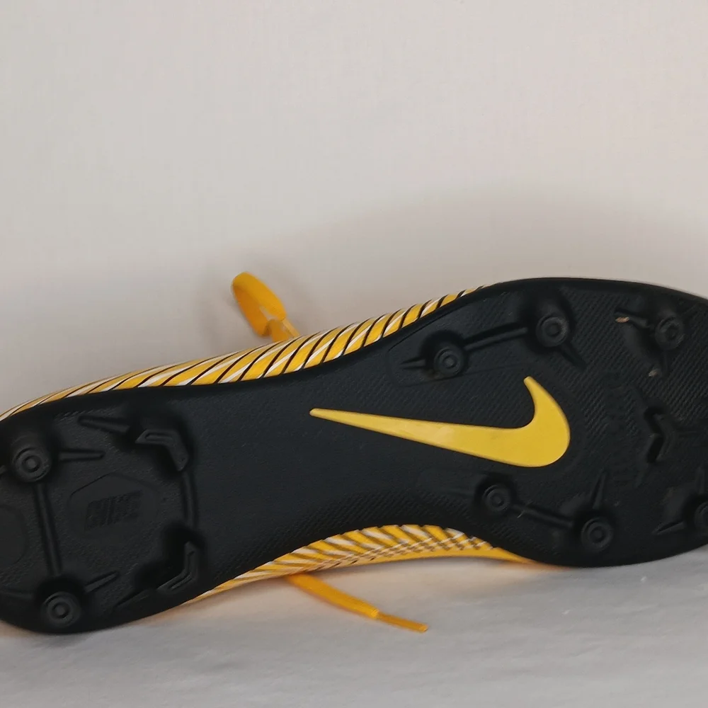Nike - Picture 5 of 8